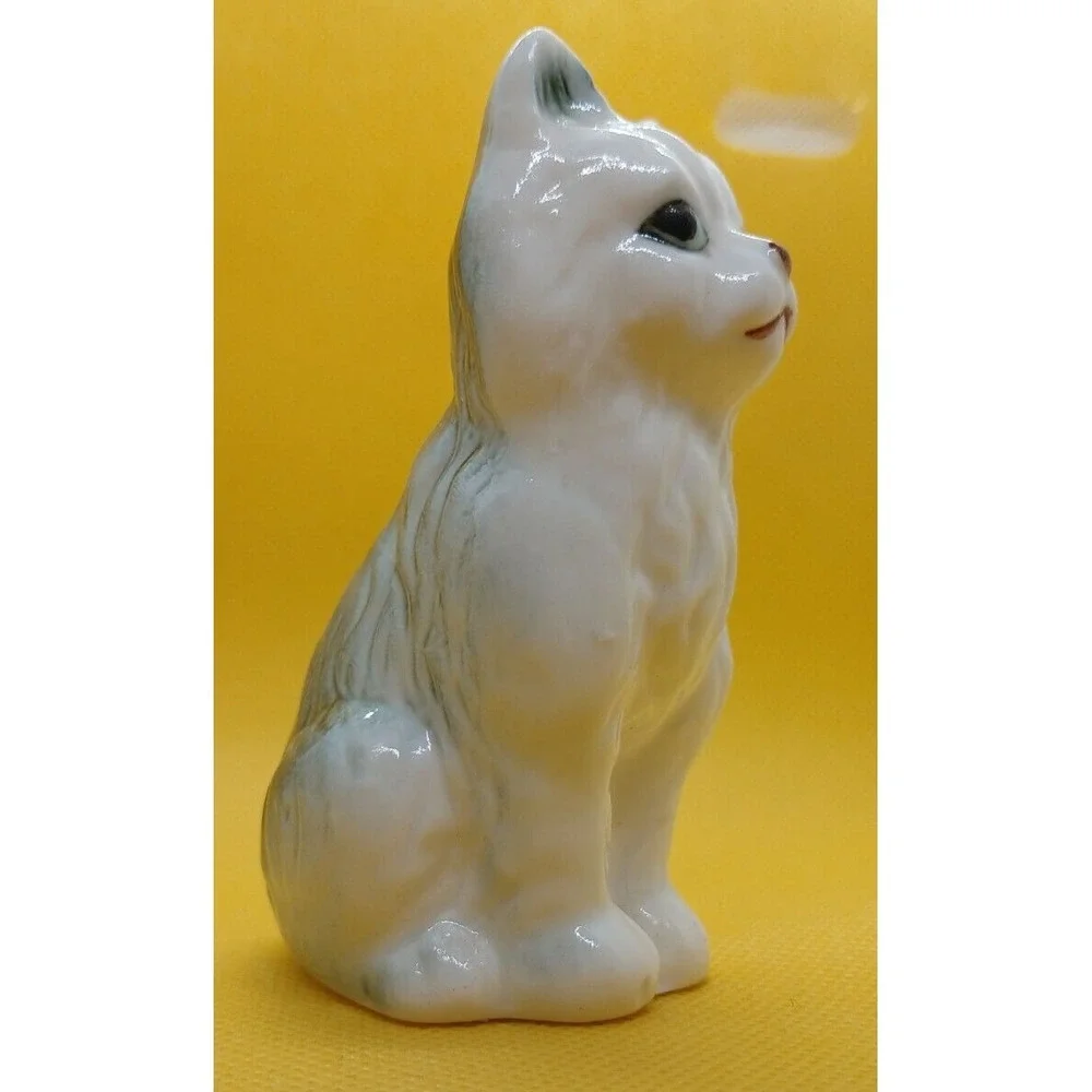 Cat Kitten Ceramic Cream And White Cat With Blue Eyes and stripes Figurine-USED